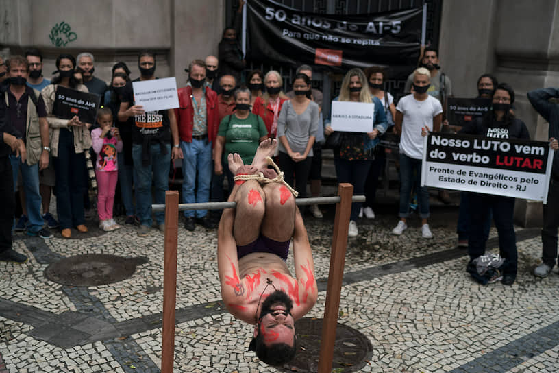 Пытка pau de arara была самой популярной в тюрьмах Бразилии в период военной диктатуры. Жертву связывали и подвешивали на шесте как попугая, которого несут на базар