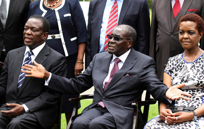 Слева направо: вице-президент Зимбабве Эммерсон Мнангагва, президент Зимбабве Роберт Мугабе и его жена Грейс Мугабе в декабре 2014 года