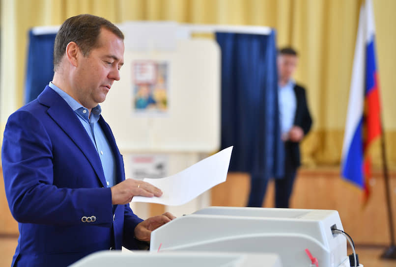 Премьер-министр Дмитрий Медведев проголосовал на выборах в Мосгордуму на избирательном участке №2760 в Раменках