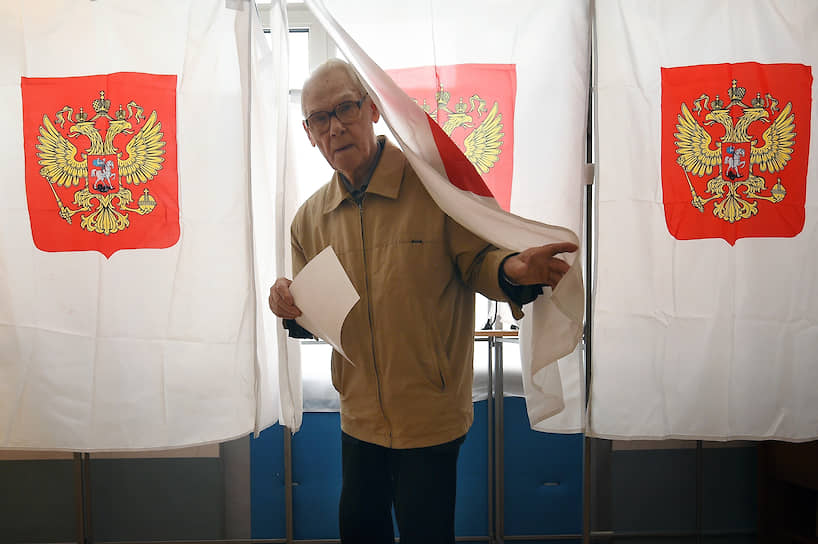 Единый день голосования проходит в России 8 сентября.&lt;br> На фото: Избиратель во время голосования на Участковой избирательной комиссии (УИК) №173 в Москве

