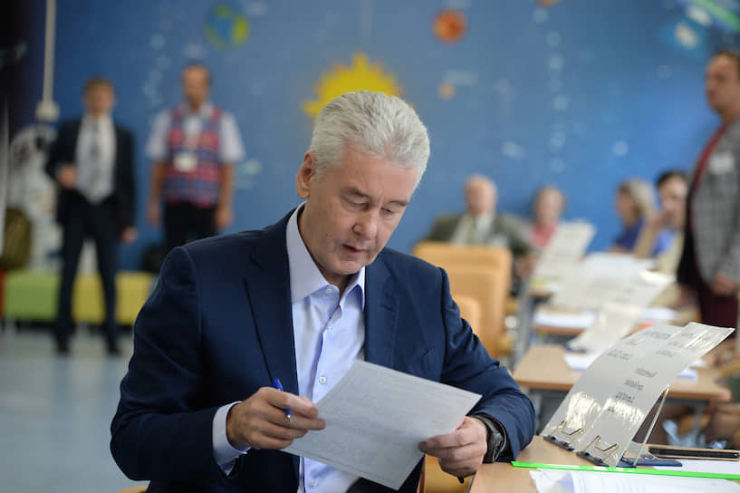 Мэр Москвы Сергей Собянин проголосовал на избирательном участке №90 в здании школы № 1241