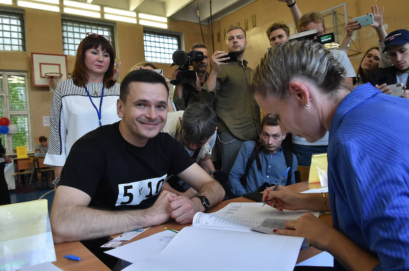 Незарегистрированный кандидат в депутаты Мосгордумы Илья Яшин голосовал на избирательном участке в школе №1571