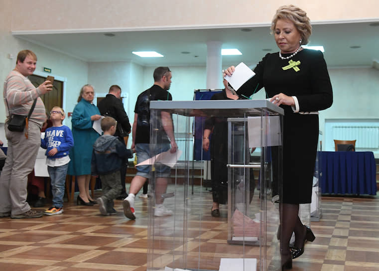 Председатель Совета федерации Валентина Матвиенко проголосовала на выборах губернатора Санкт-Петербурга на избирательном участке №2237