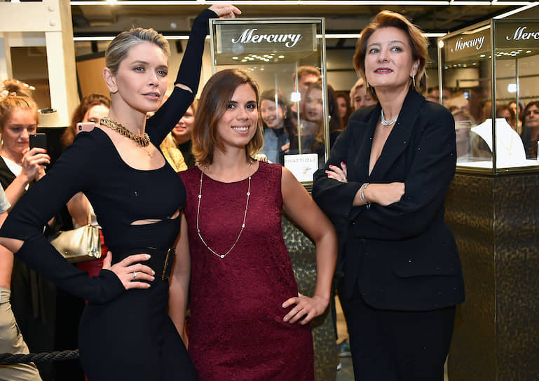 Певица Вера Брежнева (слева) и главный редактор журнала Vogue Russia Мария Федорова (справа) во время модной ночи Vogue Fashion’s Night Out 2019 в ЦУМе