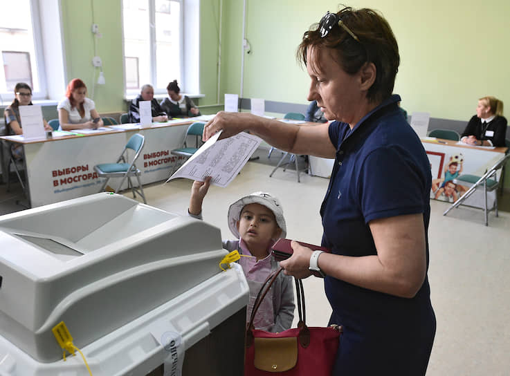Избиратели во время голосования на избирательном участке № 73 в Москве