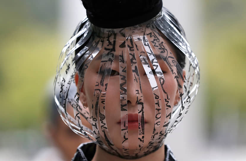 Сеул, Южная Корея. Модель демонстрирует головной убор с нанесенными на него буквами корейского алфавита во время показа мод Hangeul