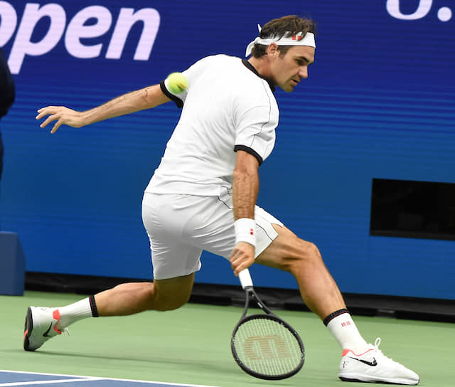 Швейцарец Роджер Федерер во втором круге соревнований обыграл боснийского теннисиста Дамира Джумхура
