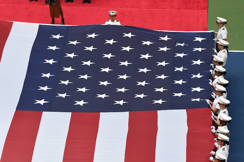 Вынос государственного Флага США и исполнение гимна предваряли финальные поединки на центральном корте имени Артура Эша