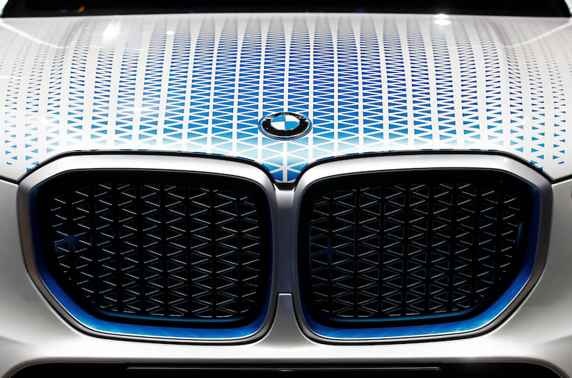 BMW сделала ставку не на электричество в чистом виде, а на топливные элементы, получающие энергию из водорода. На это указывает концептуальный кроссовер X5 i Hydrogen Next, технические характеристики которого пока держатся в секрете