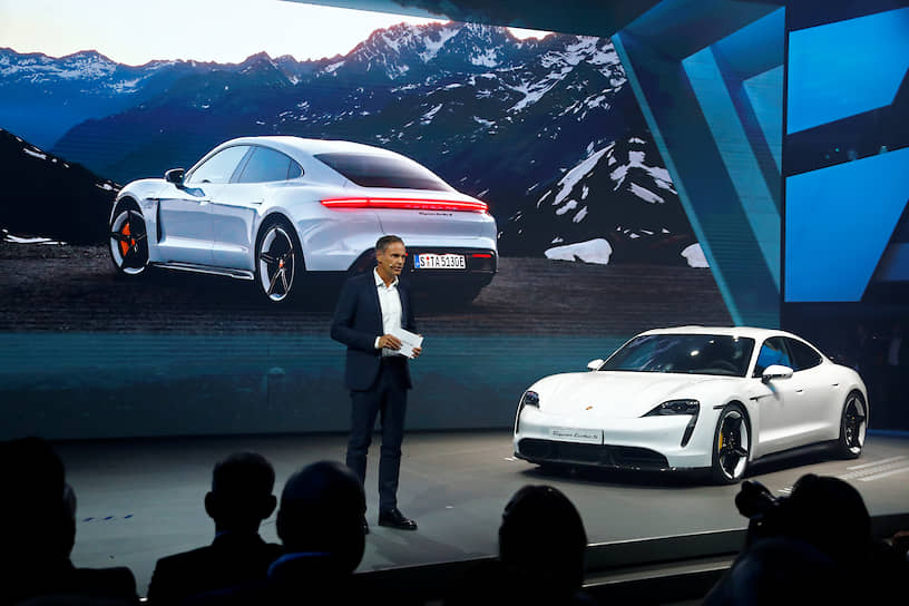 Одной из главных премьер выставки стал первый серийный электромобиль от Porsche — модель Taycan. Новинка, которая открывает следующую главу в истории легендарного бренда, обещает стать серьезным конкурентом для Tesla