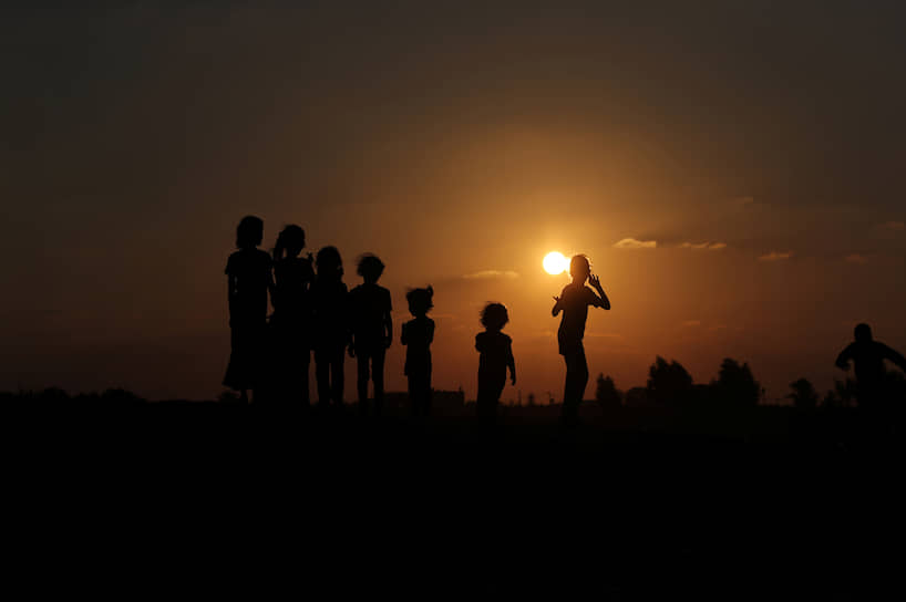 Рафах, сектор Газа. Дети на фоне заходящего солнца 
