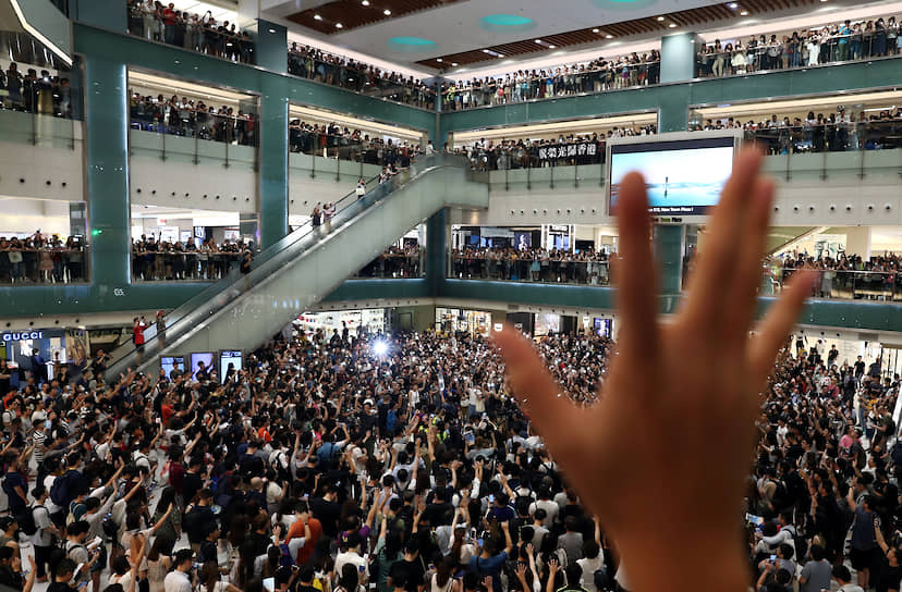 Гонконг, Китай. Акция протеста в местном торговом центре