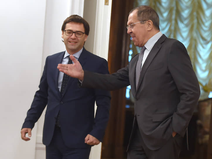 Министр иностранных дел России Сергей Лавров (справа) и министр иностранных дел Молдавии Николай Попеску