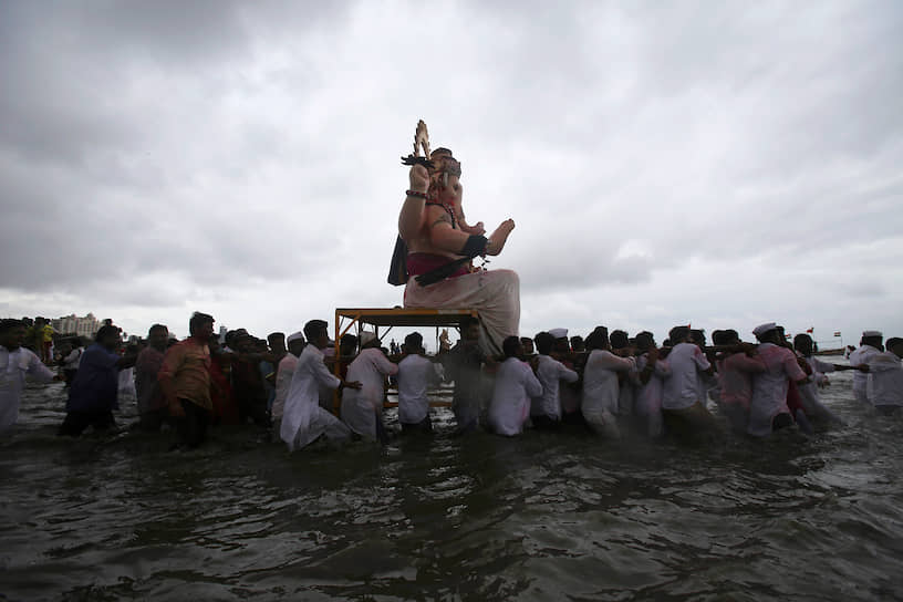 Мумбай, Индия. Верующие несут статую бога Ганеши