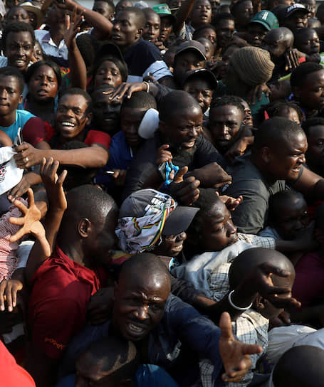 Хараре, Зимбабве. Давка во время демонстрации тела бывшего президента страны Роберта Мугабе на стадионе
