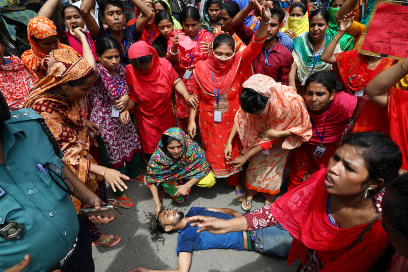 Дакка, Бангладеш. Рабочий, раненный во время столкновений с полицией на акции протеста