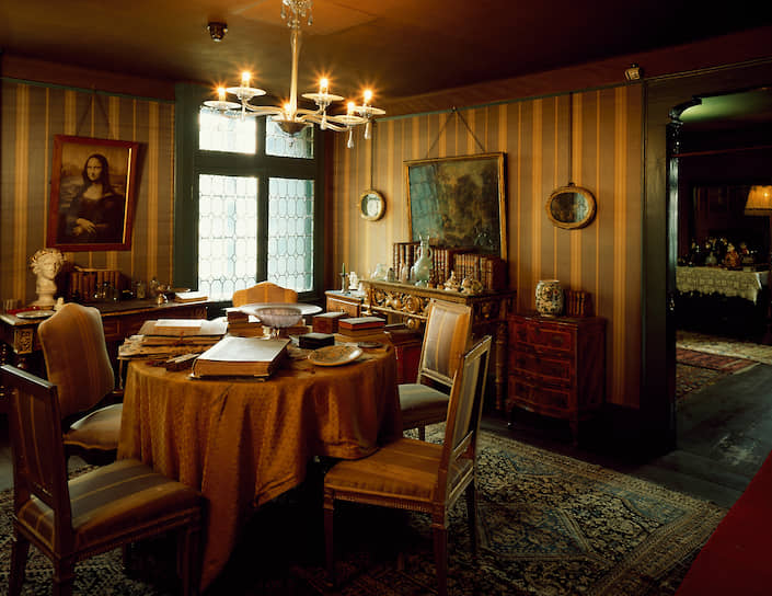 Почти во всех комнатах большого дома д`Аннунцио есть книги и персидские ковры