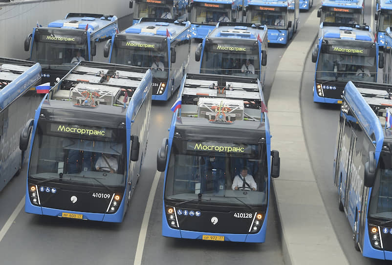 Городские автобусы на параде техники коммунальных служб