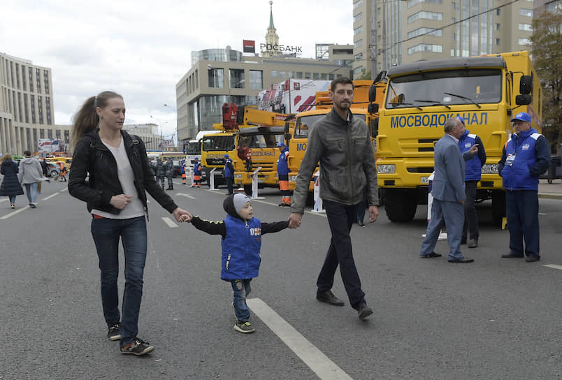 После окончания парада на проспекте Сахарова была организована выставка