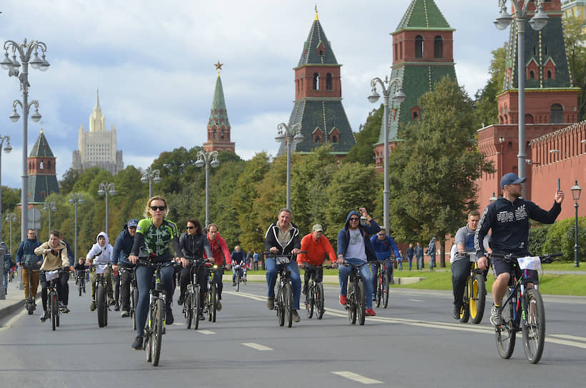 Участники фестиваля на личных и прокатных велосипедах проехали 24 км по центру столицы