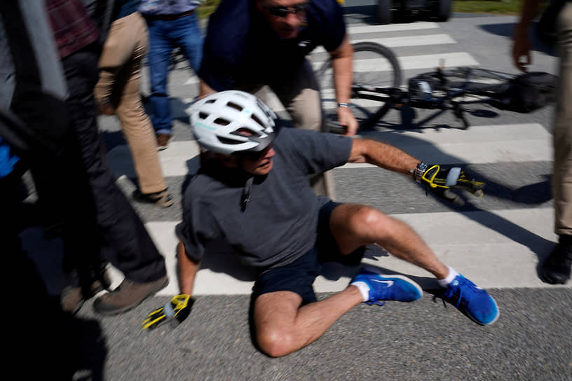 2022 год. Президент США Джо Байден упал во время велопрогулки