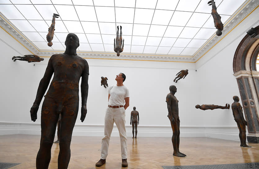 Лондон, Великобритания. Скульптор-монументалист Энтони Гормли позирует на выставке 