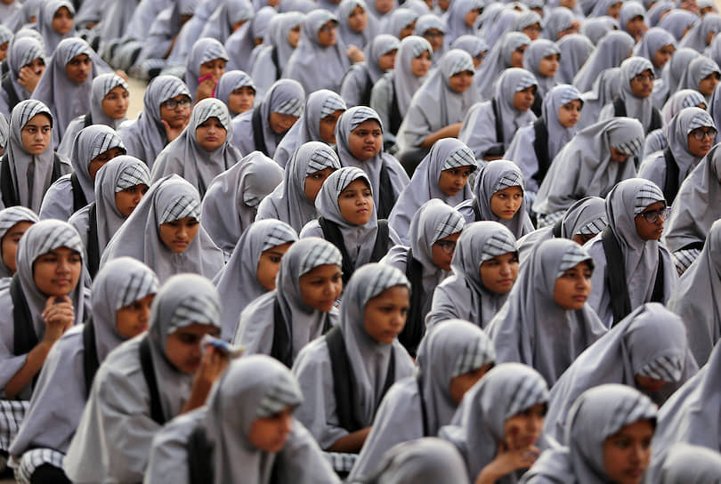 Ахмедабад, Индия. Девушки слушают лекцию о конституционном статусе Кашмира