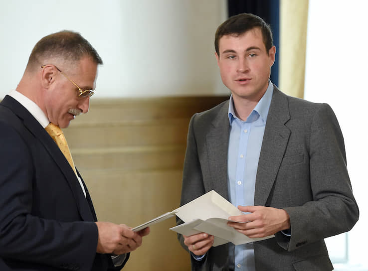 Депутат от 3-го округа Александр Соловьев (на фото справа), которого многие считали несуществующим или мертвым, также принес присягу