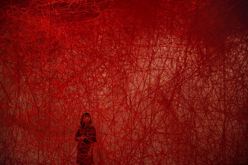 Токио, Япония. Инсталляция художницы Тихару Сиота в Художественном музее Мори