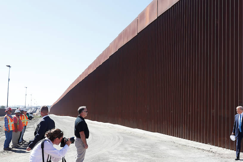 Отай-Меса, США. Президент Дональд Трамп (крайний справа) осматривает участок недавно построенной стены на границе с Мексикой