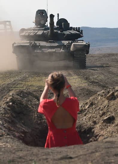 Севастополь, Крым. Девушка фотографирует танк во время курсов специальной подготовки журналистов, работающих в экстремальных условиях 