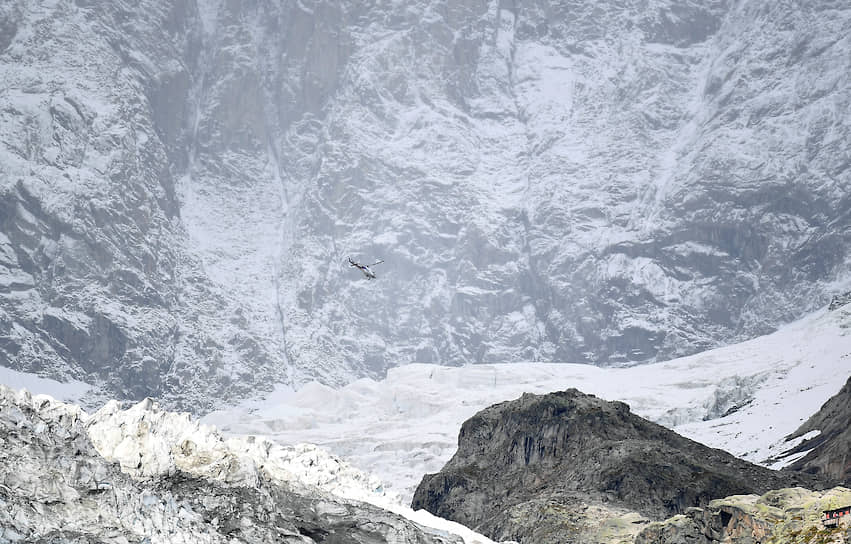 Плампенсье, Италия. Вертолет летит над ледником с итальянской стороны Монблана