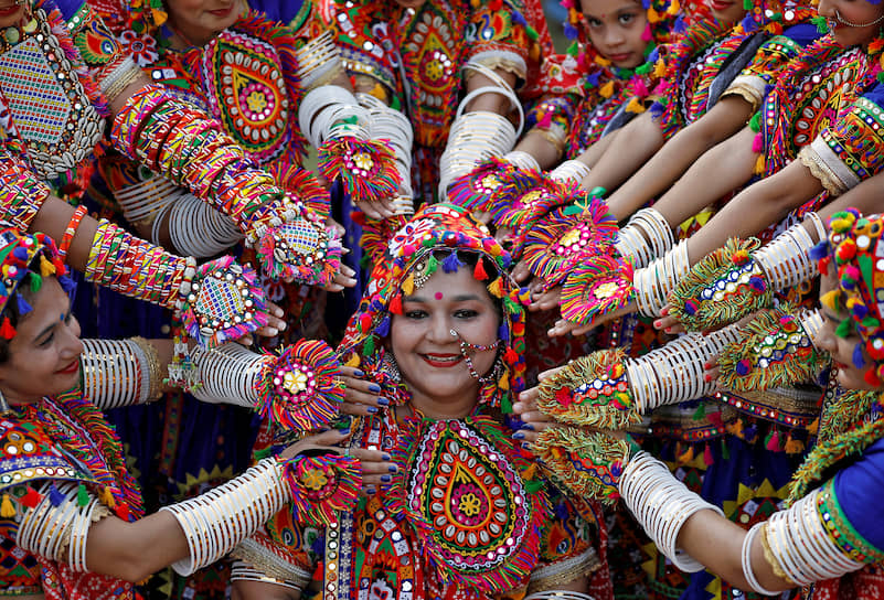 Ахмедабад, Индия. Женщины в традиционных костюмах готовятся к индуистскому фестивалю
