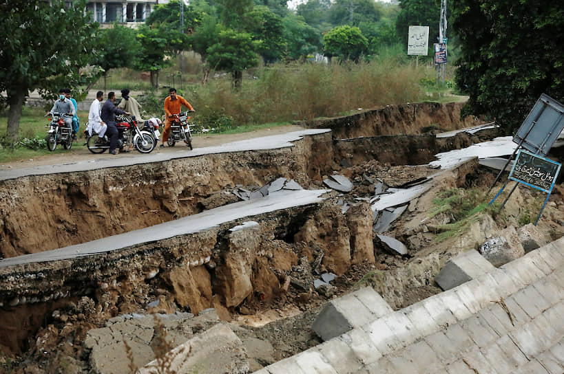 Мирпур, Пакистан. Местные жители стоят у разрушенной во время землетрясения дороги