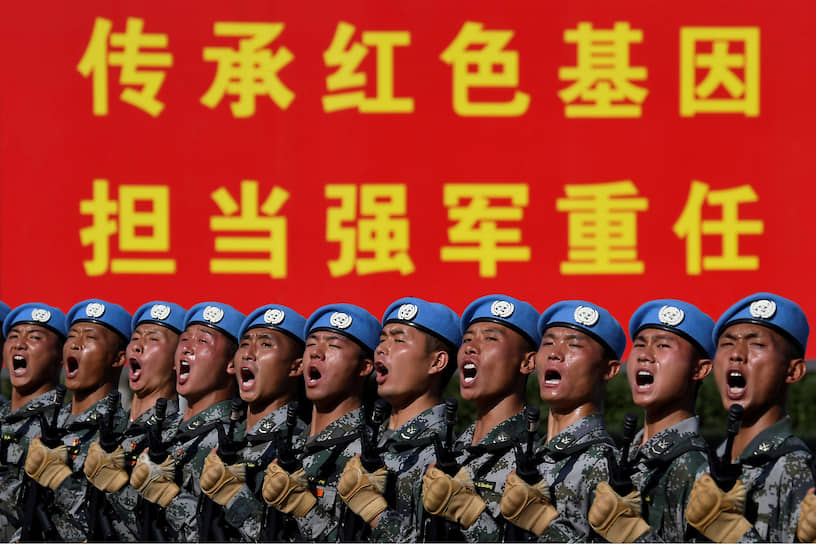 Пекин, Китай. Солдаты маршируют в рамках подготовки к военному параду