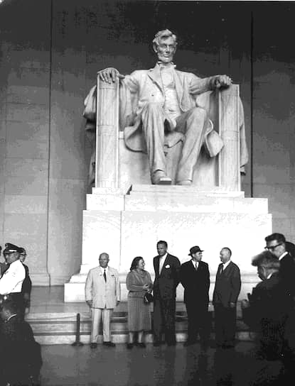 Посол США в ООН Генри Лодж сказал Хрущеву, что Линкольна помнят в США как человека, положившего конец рабству в Америке и спасшего страну от раскола. «Вот почему наши люди уважают Линкольна, вот почему мы чтим его память и склоняем перед ним головы»,— ответил Хрущев