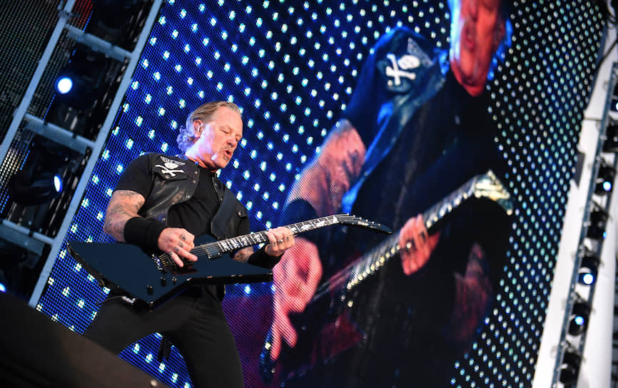 Участник группы Metallica Джеймс Хетфилд (вокал, ритм-гитара) во время концерта