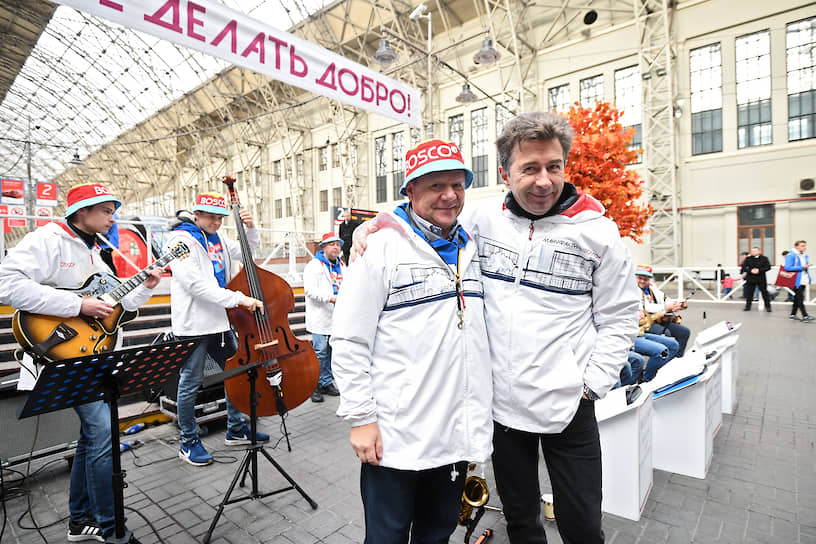 Джазмен Игорь Бутман (слева) и певец Валерий Сюткин на Киевском вокзале перед отправлением поезда в Калугу на церемонию открытия производственного комплекса Bosco Manufactura