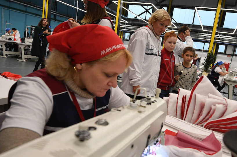 Заместитель председателя правительства России Ольга Голодец (в центре) на церемонии открытия производственного комплекса Bosco Manufactura в Калуге