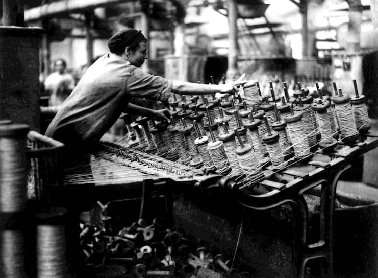Рабочие отраслей, отнесенных к второстепенным, в первую очередь страдали от задержек зарплаты (на фото — шпагатная фабрика, 1930 год)