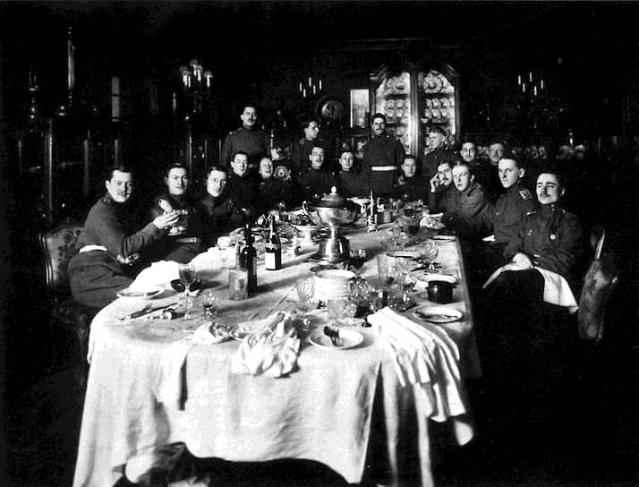 Воспитанники элитного Пажеского корпуса шикарно обедали только на собственные средства (на фото — застолье пажей в отдельном кабинете ресторана, 1915 год)