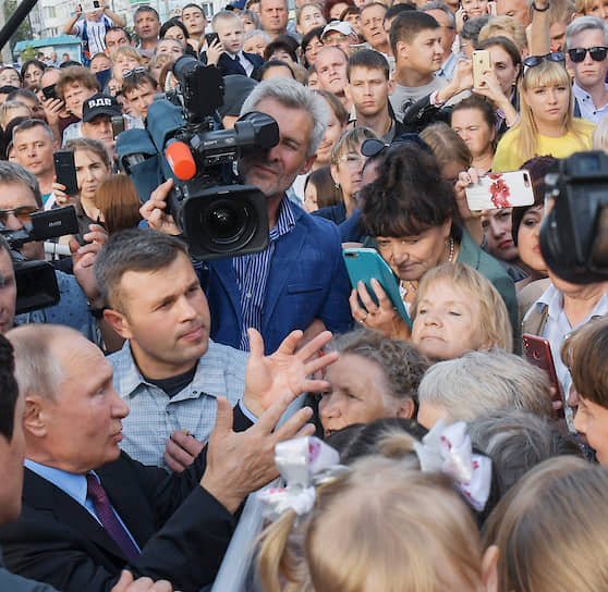 2 сентября, Иркутская область. Президент России Владимир Путин во время встречи с жителями города Тулуна 