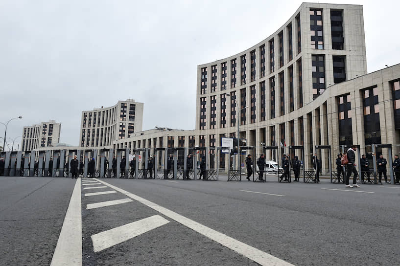 29 сентября, Москва. Сотрудники полиции выстроились у металлодетекторов перед началом митинга на проспекте Сахарова