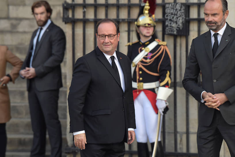 Экс-президент Франции Франсуа Олланд (в центре) во время церемонии прощания с Жаком Шираком