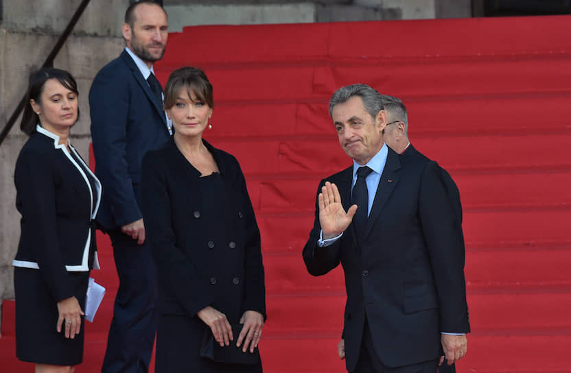 Экс-президент Франции и лидер партии «Республиканцев» Николя Саркози (справа) с супругой Карлой Бруни во время церемонии в Сен-Сюльпис