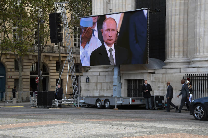 Президент России Владимир Путин во время церемонии прощания с Жаком Шираком в церкви Сен-Сюльпис