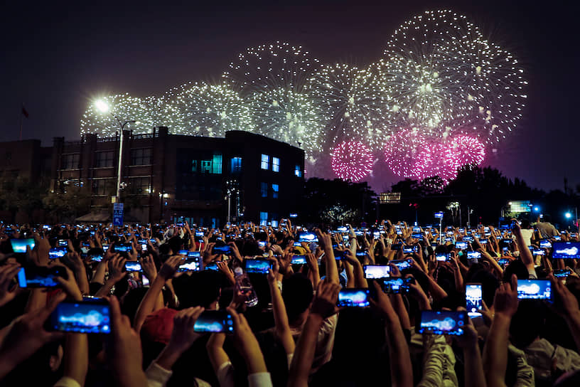 Пекин, Китай. Фейерверк во время празднования 70-летия основания КНР