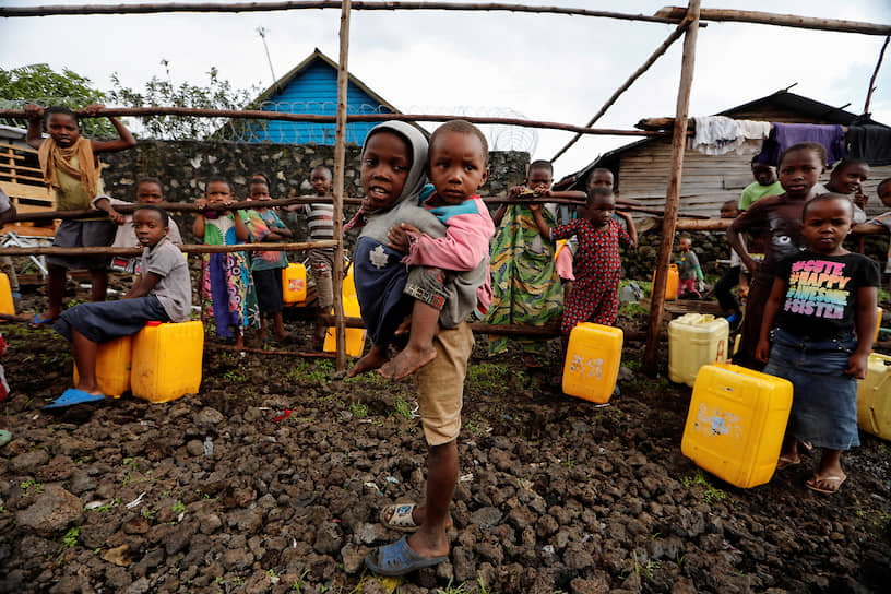 Гома, Конго. Дети на пункте раздачи воды