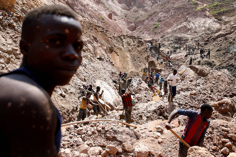 Рубайя, Конго. Местные рабочие на шахте