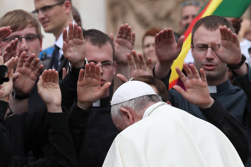 Ватикан. Папа римский Франциск молится на площади Святого Петра